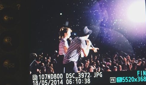 Buổi tối, cô khoe ảnh cặp đôi biểu diên trong một chương trình ca nhạc ở Thái Bình. Cả hai mặc đồ đôi khá ăn ý.