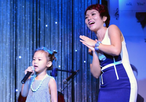 Thai Thuy Linh co vu con gai hat tren san khau hinh anh