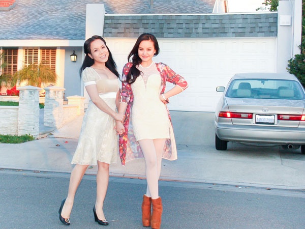 Danh hài đình đám Việt Hương định cư tại miền nam California - Mỹ từ năm 2009, tại đây cô sở hữu căn nhà xinh đẹp cùng một nhà hàng ăn uống mang tên mình. Căn nhà của Việt Hương được sơn tông màu trắng, nằm trong một khu đô thị gồm 2 phòng ngủ, một phòng khách, nhà bếp, 2 nhà tắm và phòng làm việc riêng cho ông xã Hoài Phương. 