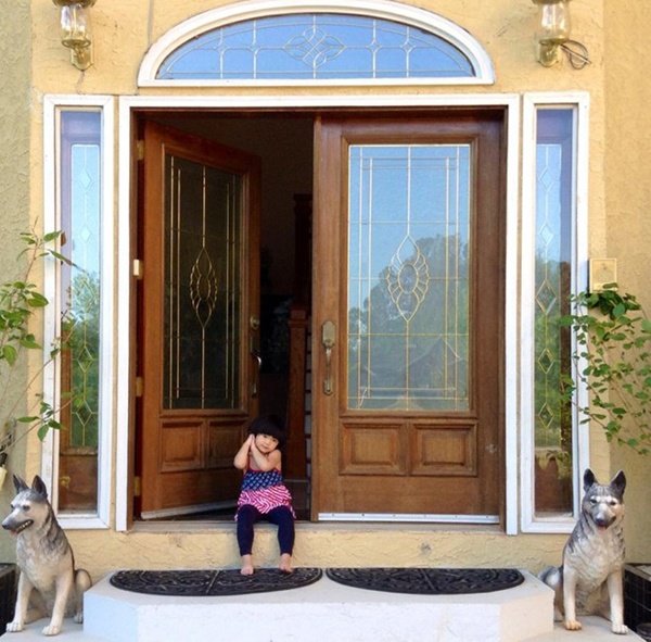 Bên ngoài ngôi nhà được sơn màu vàng nhạt khá đơn giản cùng mái ngói đỏ. Gần 4 năm ở Mỹ, Thúy Nga chia sẻ căn nhà rộng lớn cũng là nơi có những vòng tay rộng lớn của các thành viên trong gia đình nuôi nấng chăm sóc con gái cô.