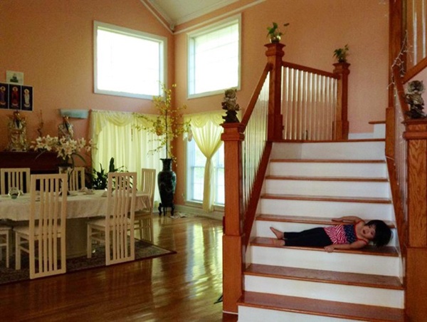 Dễ nhận ra căn biệt thự có diện tích khá rộng, xung quanh là bãi cỏ và cây cối hài hoà. Bên trong căn nhà, Thúy Nga trang trí với khá nhiều hoa tạo cảm giác thoáng đãng.