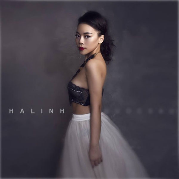 Hà Linh: cặp kè đàn ông đã có gia đình. Trong bài phỏng vấn hồi tháng 4 gần đây, nữ ca sĩ quen thuộc với nhiều cuộc thi hát Hà Linh không ngại chia sẻ cô từng có khá nhiều bạn trai là những người đã có gia đình với số lượng không đếm nổi. Trong số bạn trai cũ của Hà Linh duy nhất chỉ có ca sĩ Ngọc Minh idol là người chưa lập gia đình. 