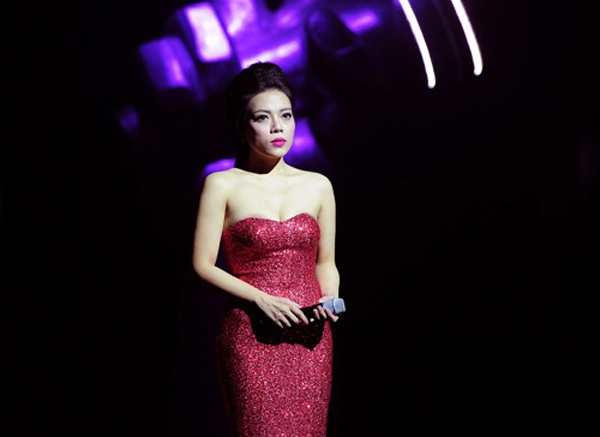 Nữ ca sĩ trẻ còn so sánh bản thân là phép thử cho đàn ông có vợ và từng vài lần bị đánh ghen. Hà Linh còn tiết lộ năm 25 tuổi, cô từng hẹn hò một người đàn ông 45 tuổi. Giải thích về “sở thích yêu” khác thường, Hà Linh nói: “Có thể tôi thích sự hiểu biết, sự kìm nén, sự nhẫn nhịn ở họ”. Những lời chia sẻ thẳng thắn của top 4 The Voice 2013 đã gây xôn xao trong dư luận.