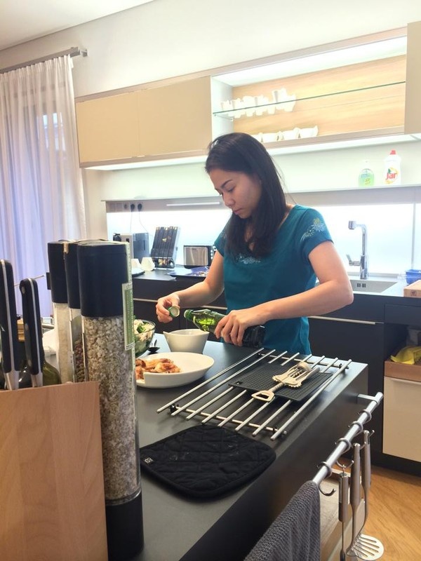 Cách đây không lâu, một người em của nữ ca sĩ Thu Minh hé lộ về căn hộ của vợ chồng cô ở quê chồng Praha, Cộng hòa Czech  gây chú ý cho cư dân mạng.  Trong các bức ảnh cho thấy căn hộ được bài trí nền nã, sang trọng, riêng Thu Minh đang nấu nướng trong khu bếp hiện đại.