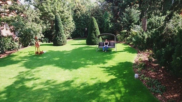 Bên cạnh đó, khu vườn rộng rãi yên tĩnh với nhiều cây xanh là nơi giúp vợ chồng nữ ca sĩ Đường cong nghỉ ngơi. Cơ ngơi ở Việt Nam vốn không còn xa lạ với khán giả nên không ít người tò mò về tổ ấm của Thu Minh tại trời Tây.