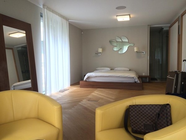 Sự đơn giản về nội thất trong ngôi nhà gây tranh cãi trong cư dân mạng bởi ông xã của Thu Minh vốn là một doanh nhân thành đạt, không ít người mong chờ vào một cơ ngơi “hoành tráng” hơn. Hiện Thu Minh vẫn đang ở Châu Âu nghỉ ngơi và sẽ trở về Việt Nam trong thời gian ngắn tới.