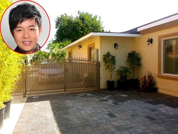 Hồi tháng 1 đầu năm, nam ca sĩ Quang Lê chia sẻ hình ảnh về ngôi nhà ngoại ô của anh ở California, Mỹ. Cư dân mạng khá bất ngờ bởi căn nhà khá giản dị với hàng dừa và cây cối xung quanh khá rộng rãi, thoáng mát, thậm chí có vườn chuối chồng. 