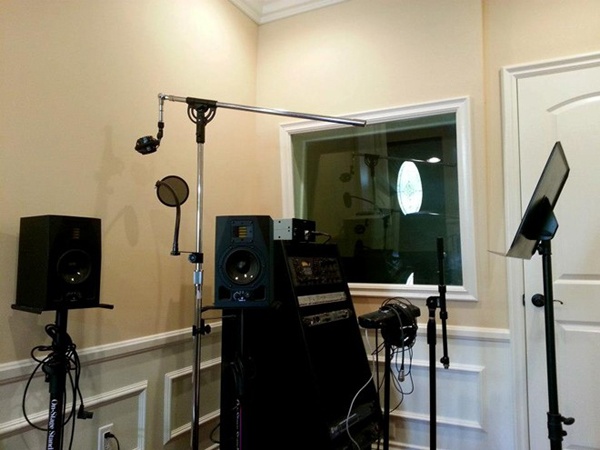 Phòng thu riêng với đầy đủ trang thiết bị là nơi Quang Lê sản xuất những nhạc phẩm cho mình. Nam ca sĩ còn khoe phòng để quần áo, phụ kiện. 