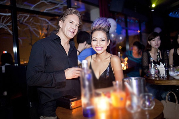 Thêm vào đó, nữ ca sĩ không ngại thừa nhận mình sở hữu nét đẹp “lạ” hợp với trai ngoại hơn. Người yêu hiện tại của Thảo Trang là một người đàn ông sinh sống và làm việc ở Mỹ, cặp đôi hẹn hò từ cuối năm 2012. Trước đó vài năm, Thảo Trang thường xuyên xuất hiện với một chàng Tây khác. Với mỗi mối tình, nữ ca sĩ xấu lạ thường giữ kín danh tính người yêu. 