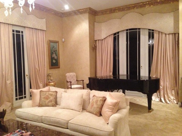 Bên trong biệt thự được bài trí theo phong cách hoàng gia sang trọng, thể hiện sự quyền quý của chủ nhân. Mặc dù có cơ ngơi đáng mơ ước nhưng vợ chồng Hà Phương hiếm khi chia sẻ với công chúng.  