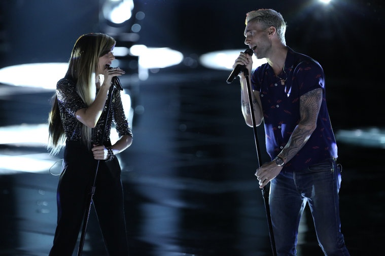 Adam va Christina “tung hung” voi ban hit Somebody That I Used to Know. hinh anh