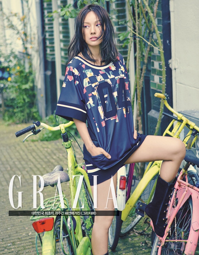 Lối trang điểm mắt xếch khiến đôi mắt của nữ ca sĩ thêm nhỏ nhắn, khiến khán giả khó nhận ra cô. 