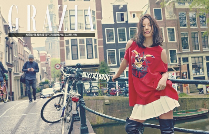 Lee Hyori để đầu tóc rối bù kết hợp với trang phục bụi bặm, tạo dáng trên đường phố. 