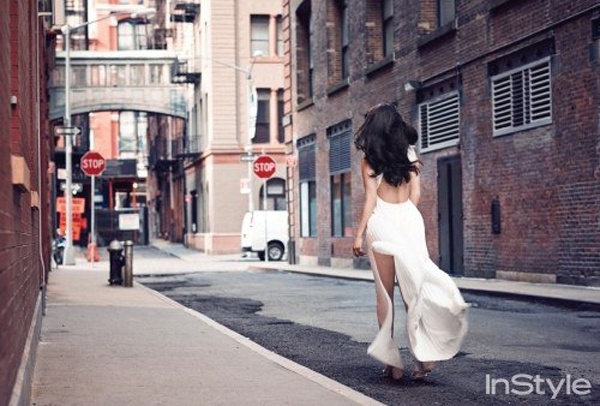 Park Shin Hye khoe lưng trần và đôi chân trong bộ đầm xẻ màu trắng.