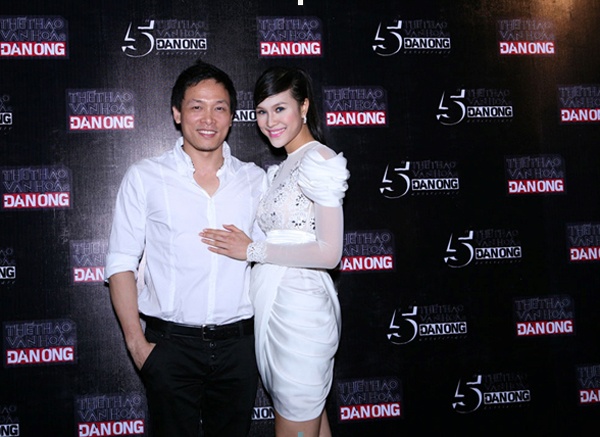 Giải vàng siêu mẫu Việt Nam 2012 được bạn trai lớn tuổi khen ngợi sự trẻ trung, hồn nhiên, cô cũng dành những lời có cánh cho Quang Hải. Thế nhưng mối tình chỉ kéo dài được hơn 1 năm, cặp đôi lên báo chỉ trích nhau khiến công chúng ngán ngẩm. Hiện Quang Hải đã kết hôn và lên chức bố, còn Phương Mai vẫn độc thân.