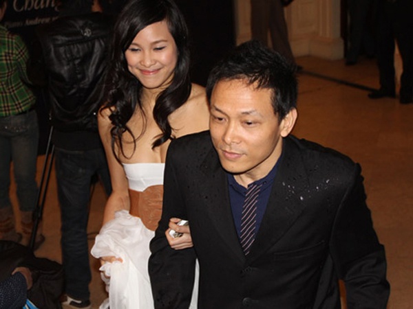 Chuyện tình giữa chân dài 9x Phương Mai và đạo diễn 6x đào hoa Ngô Quang Hải từng gây xôn xao trong showbiz Việt. Cặp đôi chênh lệch tới 23 tuổi đến với nhau sau khi Quang Hải ly hôn diễn viên Hải Yến. Trong thời gian hẹn hò, Phương Mai và Quang Hải thường xuyên xuất hiện trong các sự kiện giải trí và dành cử chỉ thân mật cho nhau. 