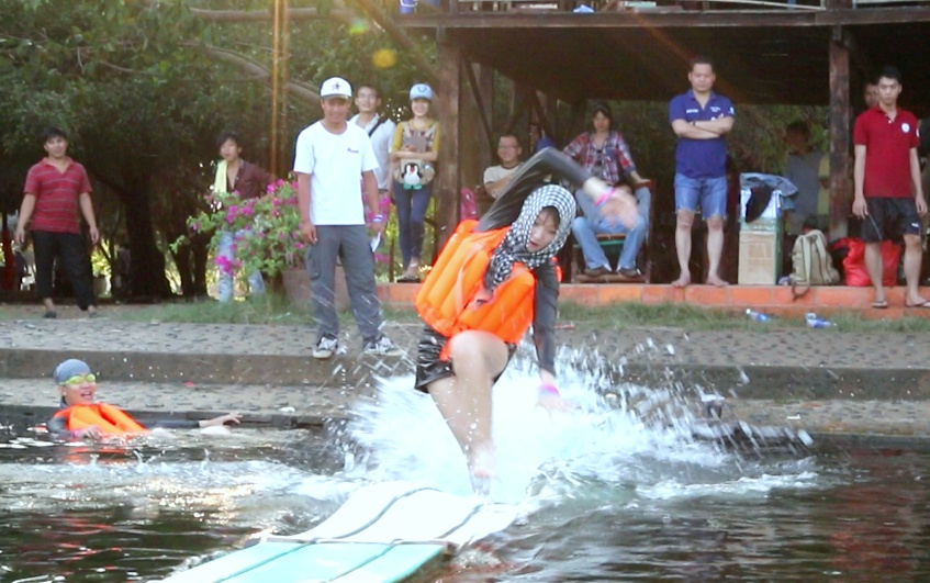 …đến đấu vật sumo, đua xe địa hình, lướt sóng hay nhảy nước mạo hiểm, người yêu của ca sĩ Tiến Đạt luôn giành chiến thắng.