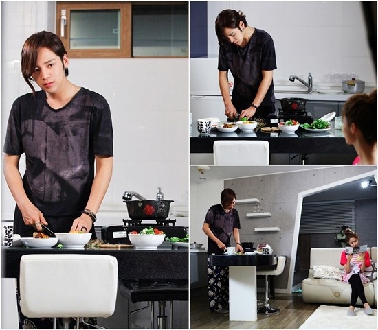 Jang Geun Suk âu yếm nhìn bạn gái Yoona trong khi đang nấu ăn ở tập 17 bộ phim tình cảm lãng mạn Love Rain. Trong cảnh quay, nhân vật do Jang Geun Suk đang chuẩn bị bữa tối lãng mạn cho bạn gái.