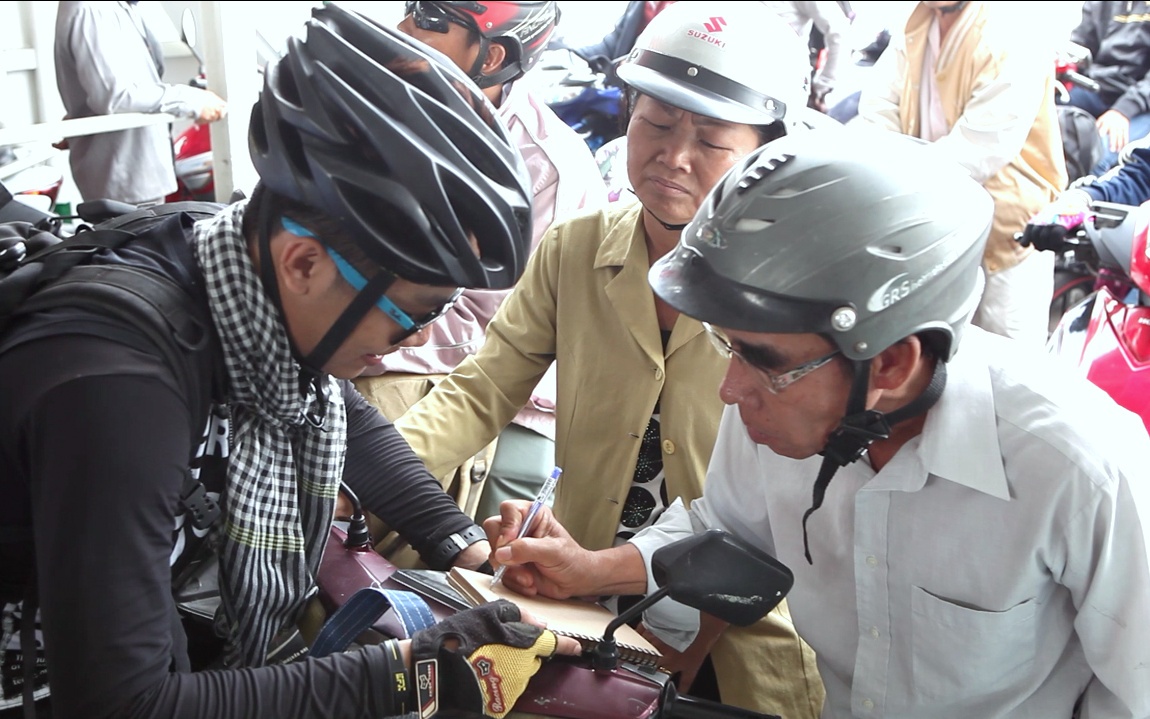 Vừa qua, Hari Won và Hoàng Rapper đã có chuyến lưu diễn đầy ắp kỷ niệm đáng nhớ tại một địa điểm du lịch nổi tiếng ở Đồng Nai. Trong chuyến đi, tác giả của bản hit Cần lắm bất chợt có ý tưởng tạo ra một kỷ vật ý nghĩa cho lần chạy show này nên quyết định rủ cô bạn đồng hành tham gia chung. Ý tưởng mà Hoàng Rapper khởi xướng là cả hai cùng xin chữ ký kèm dòng chữ “Tôi yêu Việt Nam” của những người dân mà mình vô tình gặp được trên đường.