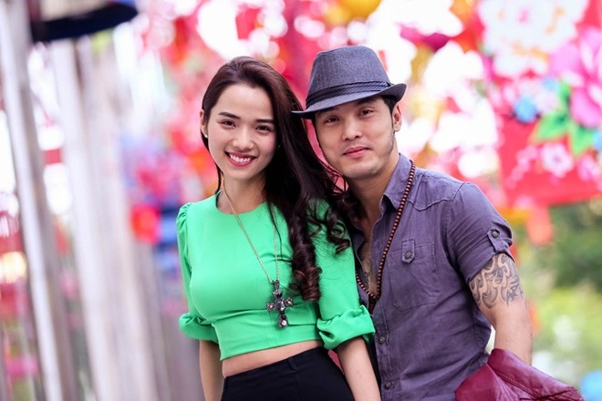 Cựu siêu mẫu Kim Cương từng trải qua một đời chồng và có một cậu con trai 4 tuổi. Hiện tại, Kim Cương hiện đang hẹn hò với ca sĩ Ưng Hoàng Phúc được hơn 1 năm. Chân dài 1 con cho biết sau khi hôn nhân đầu thất bại, cô trở nên thận trọng trong chuyện tình cảm hơn. Kim Cương chia sẻ, cô yêu Ưng Hoàng Phúc vì tính cách phóng khoáng, thoải mái của anh giúp cô cảm thấy dễ chịu, không gặp áp lực hay gò bó. 