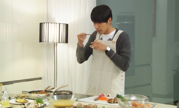 Tài tử Hyun Bin trong vai anh chàng công tử Joo Won đang nếm thức ăn khi nấu cho cô người yêu Ra Im (do Ha Ji Won đóng) trong bộ phim gây sốt Secret Garden.