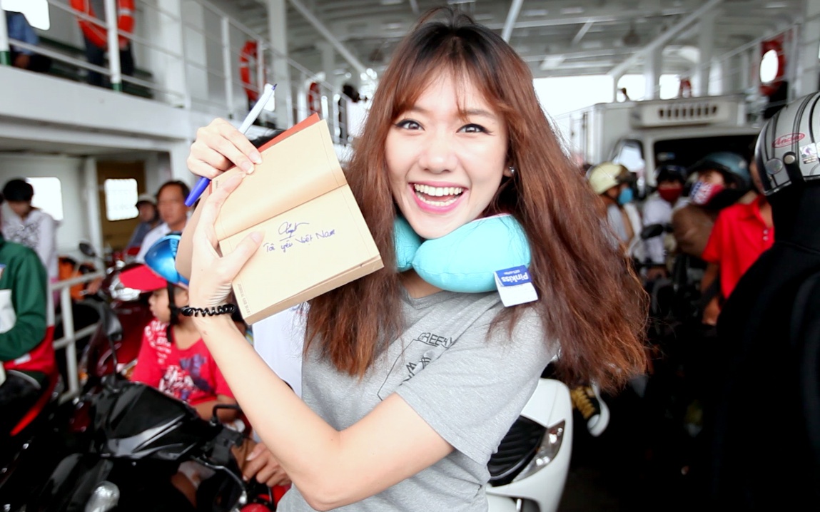 Hari Won phấn khích khoe thành tích của mình.