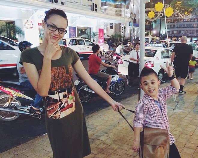 Top 10 Vietnam’s Next Top Model 2012 Thanh Thảo không phải là gương mặt nổi trội cho tới khi công khai người bạn trai. Người yêu của chân dài cao 1m75 không thuộc lớp đại gia, cũng không sở hữu ngoại hình điển trai cao to mà ngược lại có chiều cao khiêm tốn 1m26. Anh là Trần Xuân Tiến có nickname Kaydy Trần vốn là gương mặt quen thuộc với giới trẻ Sài Gòn với nhóm hài DamTV