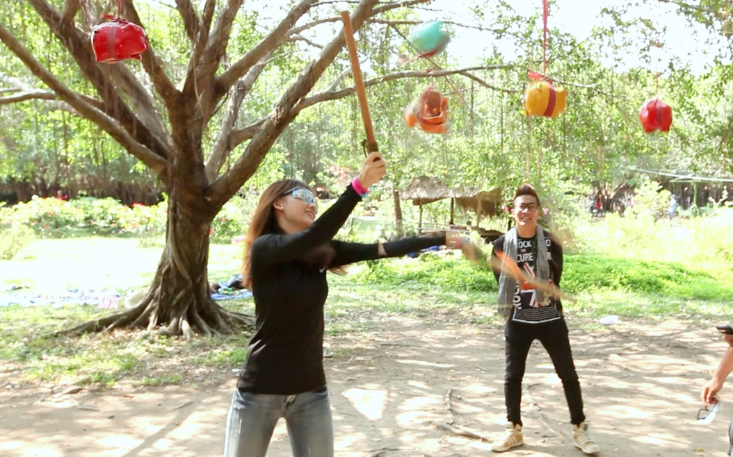 Từ đá bóng luân lưu, cưỡi bò tót, đập heo đất…