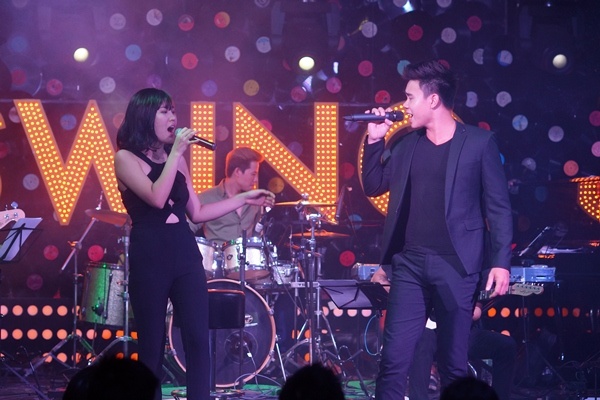 Dong Hung thoai mai song ca cung ban gai hinh anh