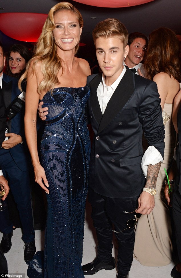 Sau đó ít giây, bàn tay Justin di chuyển xuống nơi nhạy cảm một chút. Xuất hiện trong bữa tiệc, Justin còn để lộ viền râu ra dáng chững chạc. Justin Bieber có mối quan hệ khá thân thiết trong giới người đẹp ở Hollywood nên thường xảy ra tin đồn cặp kè. 