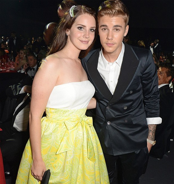 Giọng ca Boyfriend chụp ảnh với nữ ca sĩ Lana Del Rey, sau đó dừng lại trò chuyện với cô một lúc. 