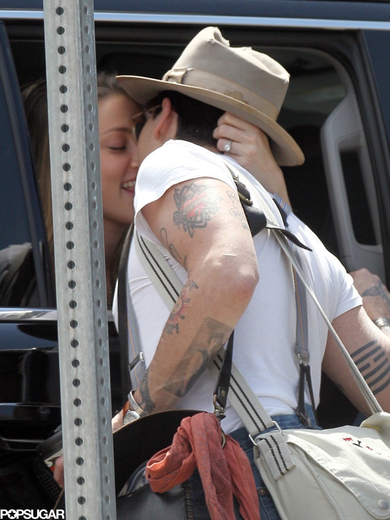 Giây phút tài tử Johnny Depp dành nụ hôn tạm biệt cho người tình xinh đẹp Amber Heard đang ngồi trên xe trước khi cô trở về căn hộ. Amber hạnh phúc ghì chặt cổ bạn trai, trên tay cô lấp lánh chiếc nhẫn đính hôn.