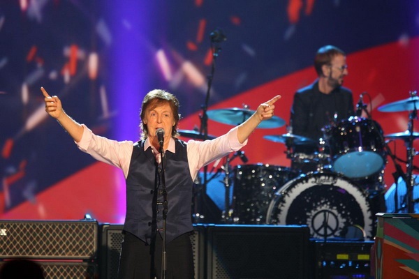 Huyen thoai cua nhom The Beatles dan hoi phuc suc khoe hinh anh