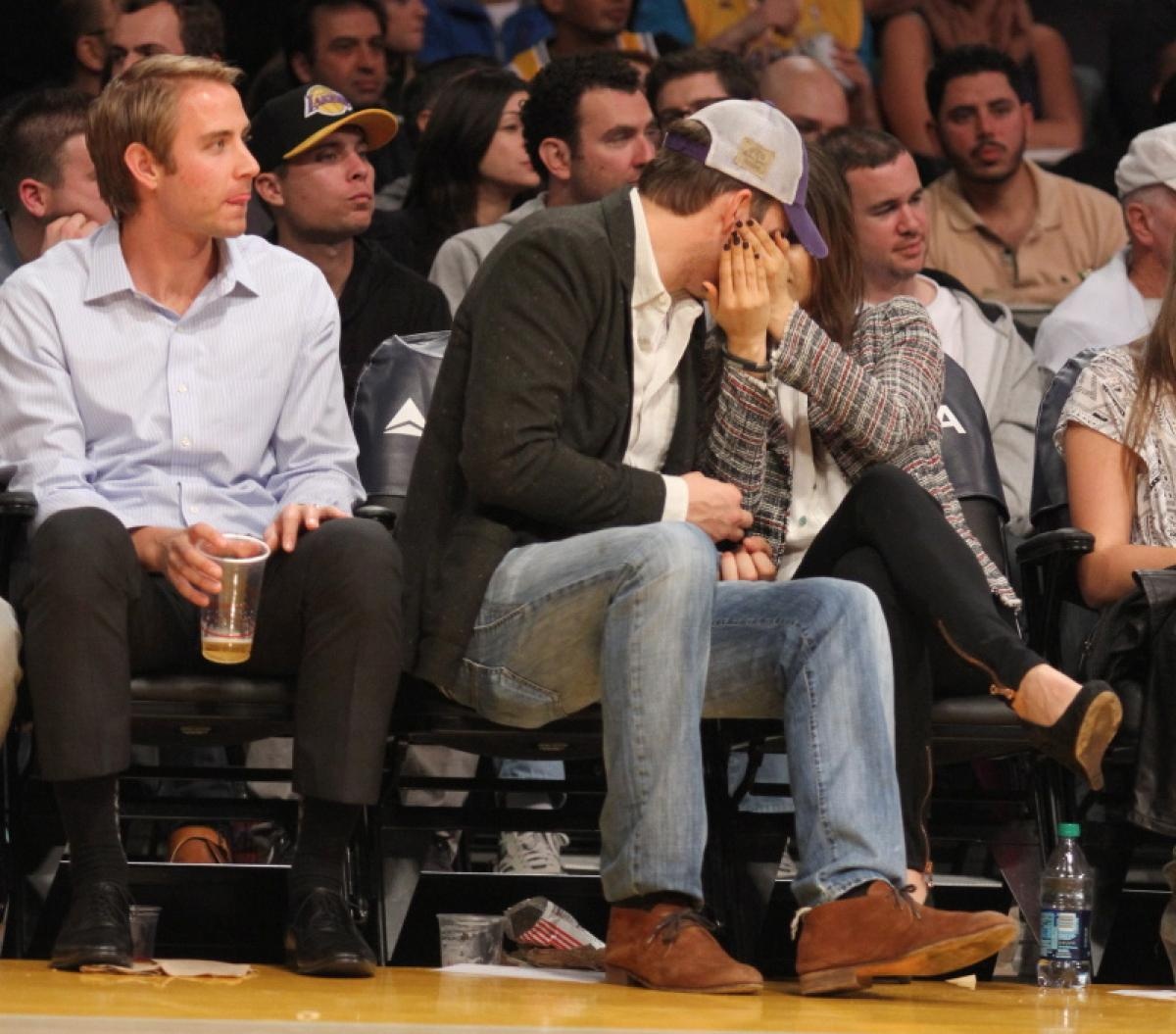 Cặp đôi sắp lên chức bố mẹ, Ashton Kutcher – Mila Kunis âu yếm hôn nhau khi đang ngồi dưới hàng ghế khán giả trận đấu bóng rổ của đội Lakers.