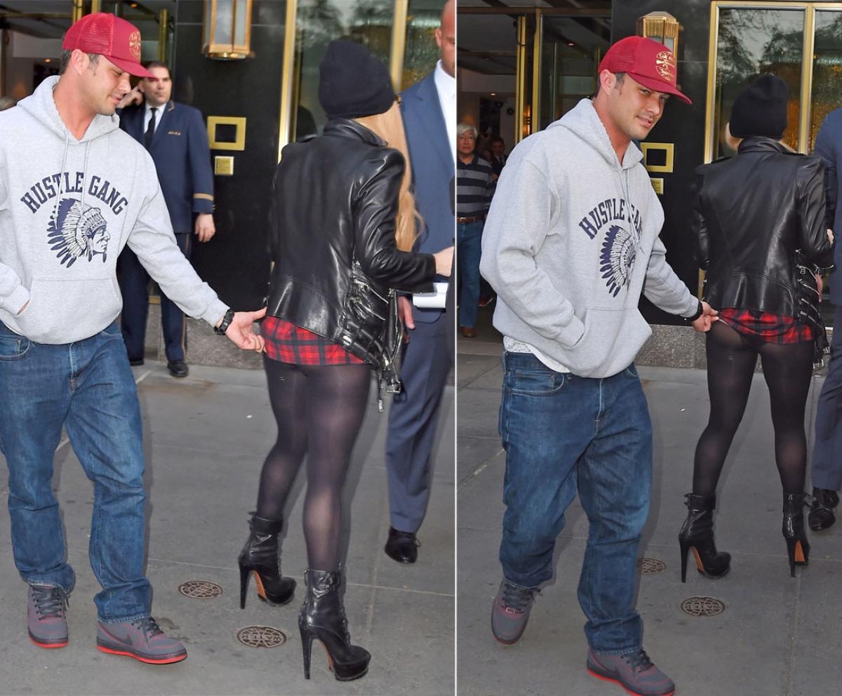 Nam diễn viên Taylor Kinney nghịch ngợm trêu đùa vòng 3 của bạn gái Lady Gaga khi cả 2 đang tiến vào căn hộ của nữ ca sĩ ở New York hôm 13/5.