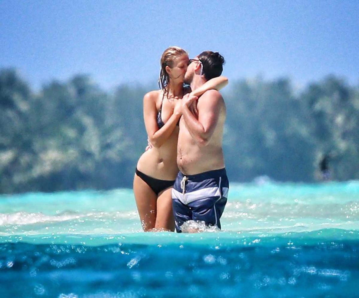 Tài tử Leonardo DiCaprio hôn đắm đuối chân dài Victoria’s Secret Toni Garrn dưới bãi biển Bora Bora trong kỳ nghỉ hồi đầu tháng 4 vừa qua.