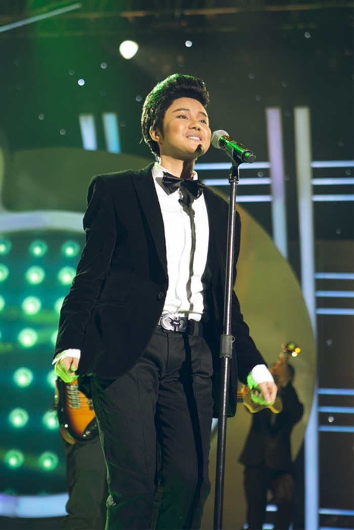 Vy Oanh lại tiếp tục khó thở khi hóa thân thành Bruno Mars khi trình diễn ca khúc Just the way you are. Cô chia sẻ “Em rất thích nhân vật này. Bruno Mars hấp dẫn khán giả ở phong thái rất nam tính, lãng tử  như muốn hút hồn tất cả các cô gái. Âm vực bài hát không quá rộng nhưng bài hát này cần một độ chắc, nảy và gợi cảm thì mới diễn tả hết được bài hát. Em gặp trục trặc khi may trang phục và cuối cùng Nam Cường đã phải cho em mượn trang phục”