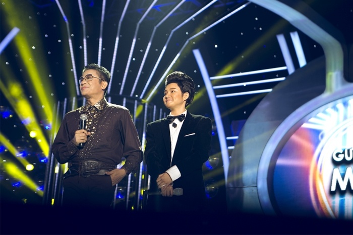 Giám khảo Hoài Linh nhận xét “Anh muốn khen hôm nay em hát rất tốt. Tuy nhiên khi em hát và biểu cảm anh thấy em không được thoải mái cho lắm”. 