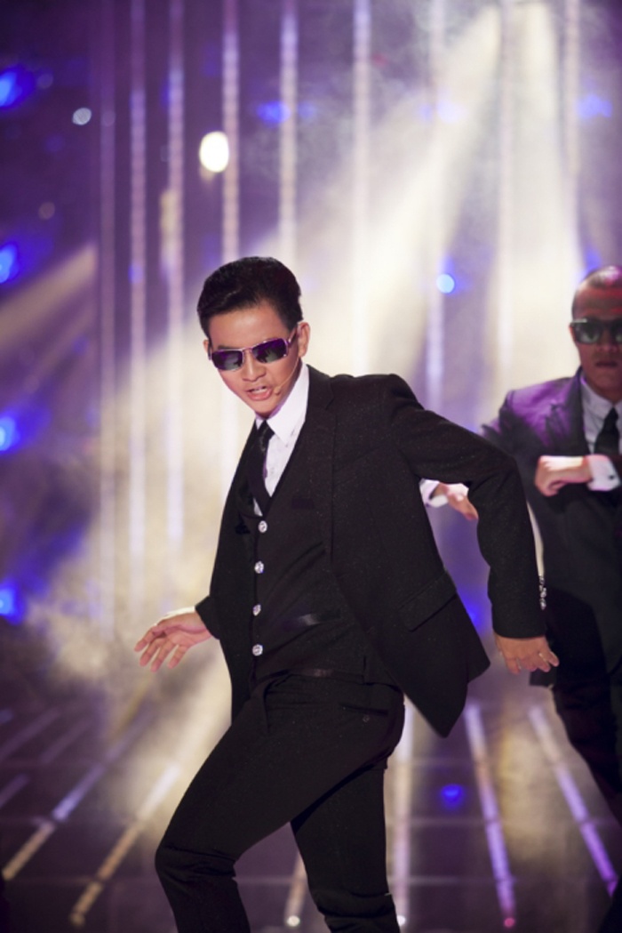 Hoài Lâm hoá thân thành Nguyễn Hưng trình diễn ca khúc Chỉ riêng mình ta. Anh chia sẻ “Khi bấm bàn phím, Hoài Lâm bắt đầu suy nghĩ về những vũ đạo khó trong các bài của chú Nguyễn Hưng. Mình cũng muốn thử thách chính mình nên muốn lựa chọn một bài vừa hát vừa nhảy theo đúng phong cách rất đặc trưng của ca sĩ này. Lâm đã phải dành thời gian tập vũ đạo với vũ đoàn hàng ngày, cứ lúc nào vũ đoàn rảnh thì mình phải chạy lên tập với họ ngay”