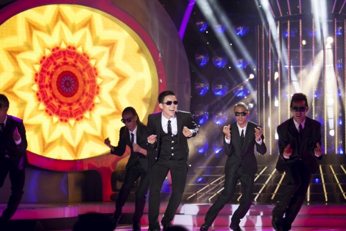 Giám khảo Mỹ Linh ngỡ ngàng nhận xét “Chị phải nói rằng em thật sự làm chị rất ngạc nhiên. Thật sự lúc em mới tham gia chương trình, 1,2 vòng đầu chị rất thích, nhưng những vòng sau thì các tiết mục của em đuối dần. Nhưng hôm nay em làm chị rất ngạc nhiên, từ lúc bước ra, rồi khi em nhảy những bước đầu tiên hay lúc em hát giọng mũi thì em quả thật rất giống anh Nguyễn Hưng. Chị vô cùng thích tiết mục của em. Hôm nay em rất Nguyễn Hưng”