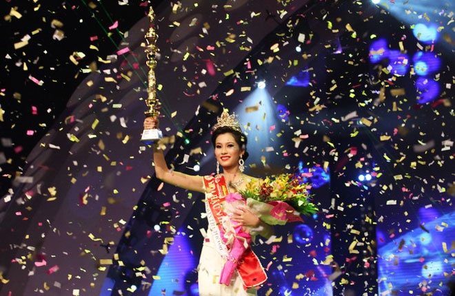 Cũng giống như những người tiền nhiệm, HHVN 2012Đặng Thu Thảo cũng không thoát khỏi “dớp” rắc rối về chuyện học . Từng giới thiệu bản thân là sinh viên khoa Kế toán - Tài chính - Ngân hàng của Đại học  tư thục Tây Đô, Đặng Thu Thảo nhanh chóng bị một người bạn học tố khai gian bằng cấp bởi thực chất cô chỉ theo học hệ Trung cấp của trường. 