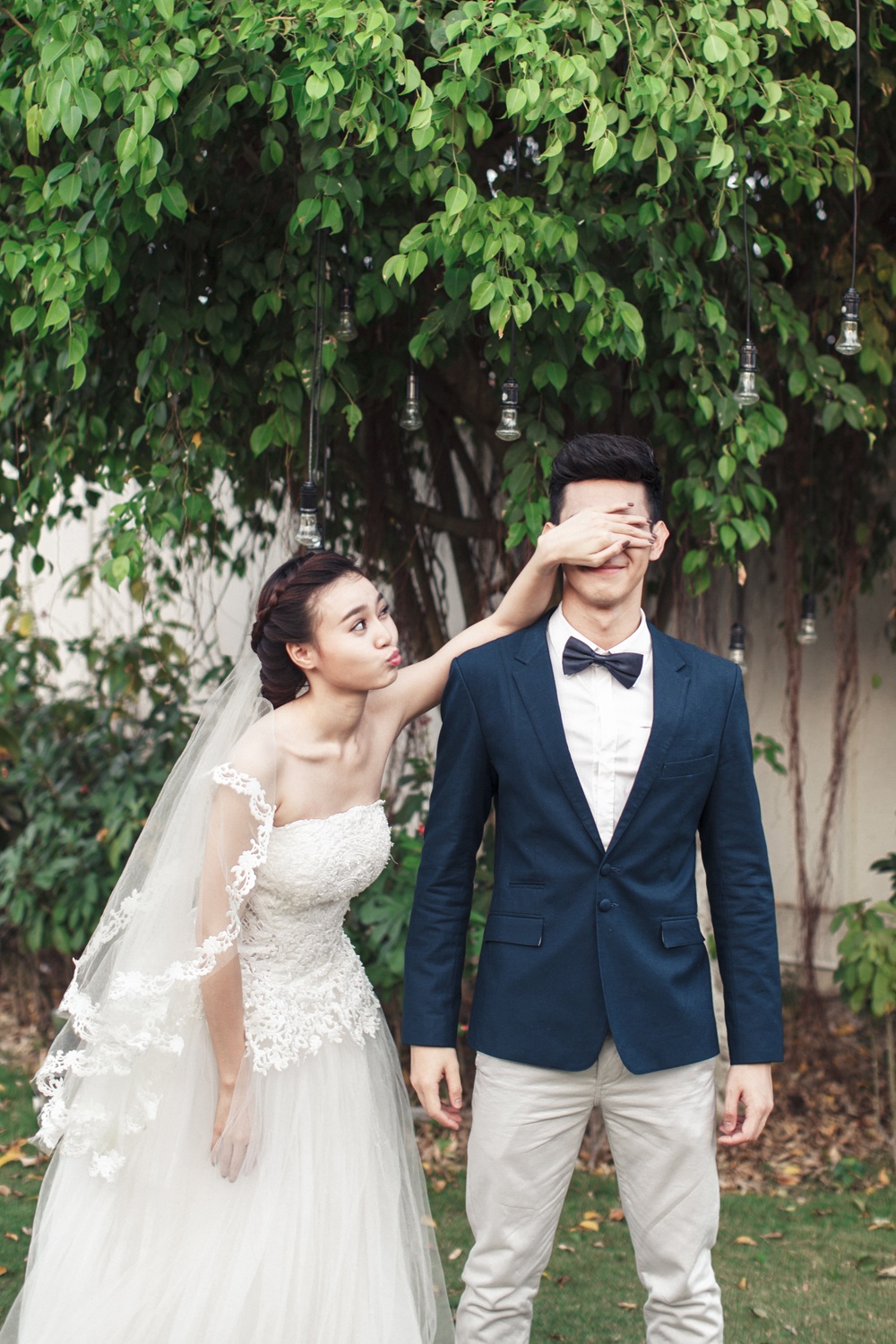 Hồ Vĩnh Khoa chọn quay một ca khúc dance-pop vui tươi, sôi động để xóa bỏ hình ảnh u buồn của mình trong các MV trước đó.