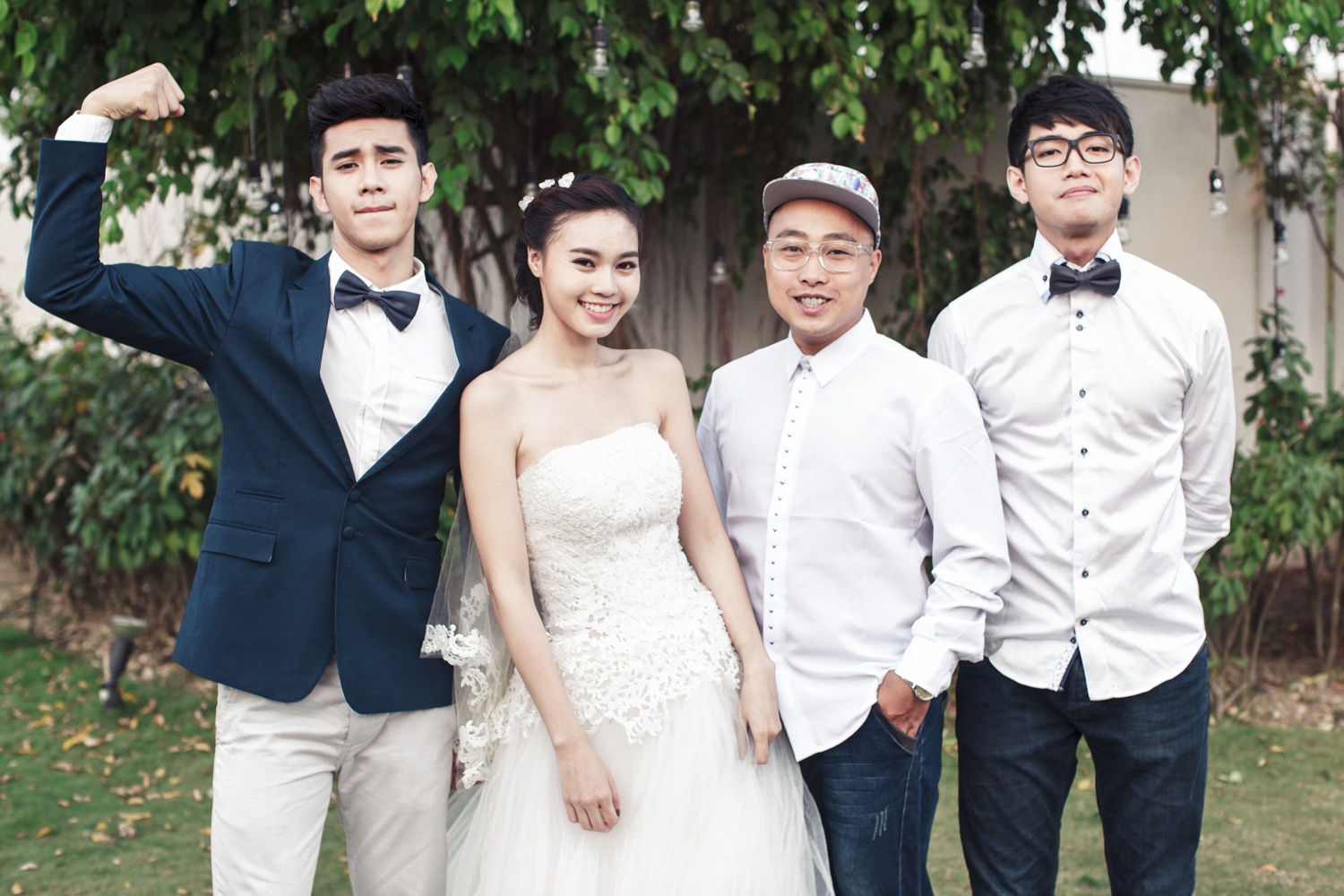 MV “Cùng sánh đôi” cũng đạt kỉ lục về mức độ di chuyển và thời lượng thực hiện trong các MV của Hồ Vĩnh Khoa từ trước đến nay. Nhiều cảnh quay được thực hiện tại nước ngoài để tạo sự mới lạ với khán giả.