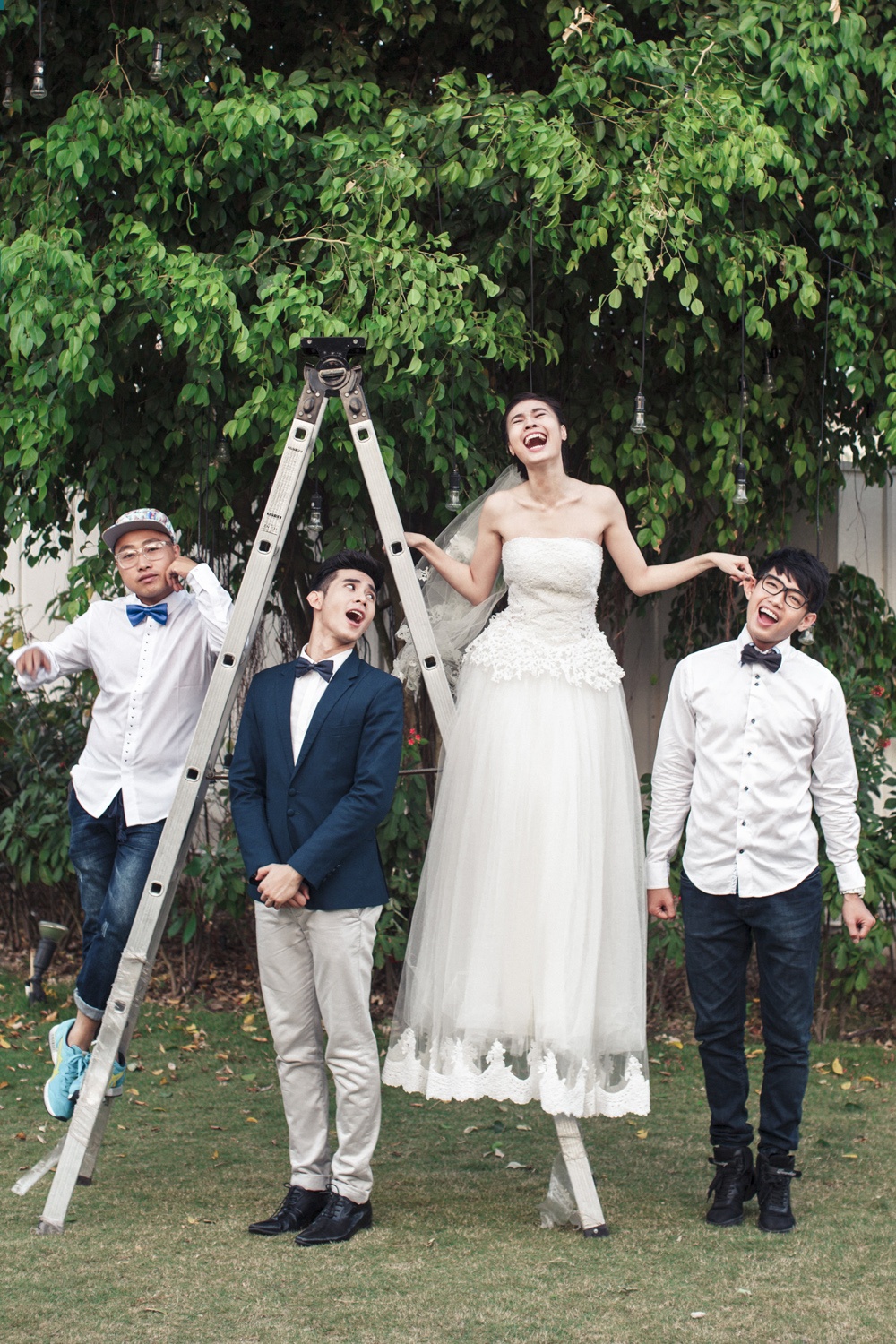 Cả hai từng có dịp làm việc cùng nhau trong MV đầu tay của Hồ Vĩnh Khoa mang tên “Bí mật muốn quên” cách đây ba năm. Hồ Vĩnh Khoa cảm thấy may mắn khi tái hợp cùng Lan Ngọc trong MV lần này, giống như một “Happy ending” cho câu chuyện trong MV cũ, cũng như một kết thúc đẹp trước khi Khoa thay đổi hoàn toàn về hình ảnh và âm nhạc trong thời gian tới.