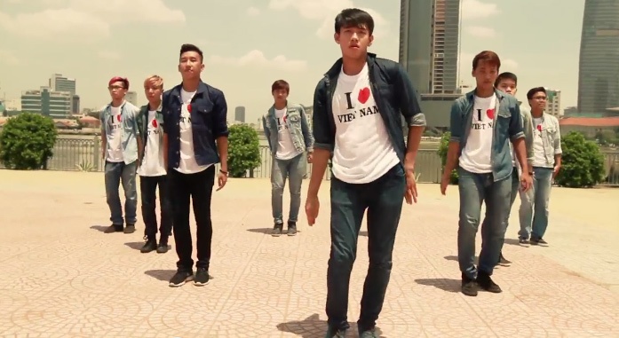 Quang Dang lam clip nhay the hien long yeu nuoc hinh anh