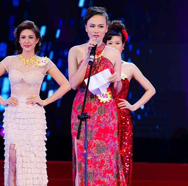 “Theo em, vàng ở đây người ta không muốn nói đến có nghĩa là vàng trang sức mà người ta muốn nói đến giá trị của nó. Và sự im lặng được ví như vật trang sức cho con người, nhất là đối với người phụ nữ. Người phụ nữ đẹp thì cần phải biết im lặng. Muốn im lặng thì phải biết lắng nghe” – Ngọc Bích trả lời. 