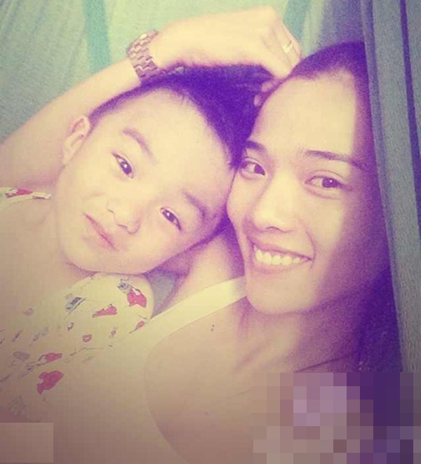 Tới nay Ưng Hoàng Phúc đã hẹn hò với chân dài 1 con được hơn 1 năm, theo nam ca sĩ chia sẻ, Kim Cương là cô gái ngoan và nhận được cảm tình từ mẹ anh. “Kim Cương là người con gái hội tụ đầy đủ yếu tố để gia đình tôi yêu thương” – Ưng Hoàng Phúc nói. Nam ca sĩ dự kiến sẽ cầu hôn bạn gái sau khi phẫu thuật thoát vị đĩa đệm sắp tới. Kim Cương cũng chia sẻ Ưng Hoàng Phúc khá thân thiết với con trai cô.