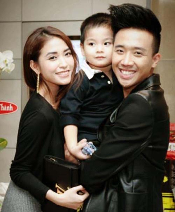 Mối tình của MC Trấn Thành với cô gái Mai Hồ - em họ nữ diễn viên Mai Thu Huyền là tâm điểm của báo giới từ 1 năm nay. Những hình ảnh của cặp đôi tràn ngập trên các trang tin, báo mạng và nhận được sự ủng hộ của người hâm mộ. Trong thời điểm hẹn hò, Mai Hồ được công chúng biết tới là cô gái có nhan sắc không kém hot girl, sở hữu gia tài giàu có và từng suýt tham gia showbiz. Cô thường xuyên có mặt tại các sự kiện có Trấn Thành tham gia để ủng hộ bạn trai. Tuy nhiên tháng 5 vừa qua, Trấn Thành tuyên bố chuyện tình với Mai Hồ đã kết thúc được 2 tháng khiến không ít người tiếc nuối cho cặp đôi đẹp. 