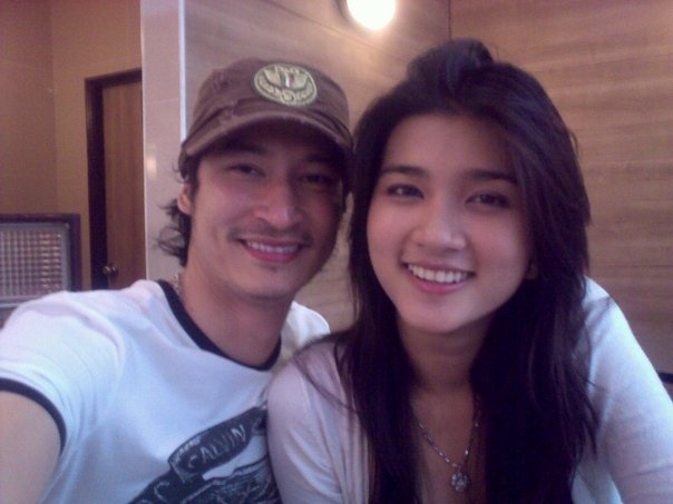 Gần 1 năm sau cuộc hôn nhân đổ vỡ với nữ doanh nhân hơn 7 tuổi Hoàng Anh, Huy Khánh hẹn hò với bạn diễn Kim Tuyến. Nam diễn viên đào hoa từng nói về mối quan hệ với Kim Tuyến trong cuộc phỏng vấn năm 2010 sau khi những bức ảnh thân mật giữa họ bị rò rỉ trên mạng. Kim Tuyến sinh năm 1987 lấy chồng từ khi mới 19 tuổi và ly hôn sau đó 2 năm. 