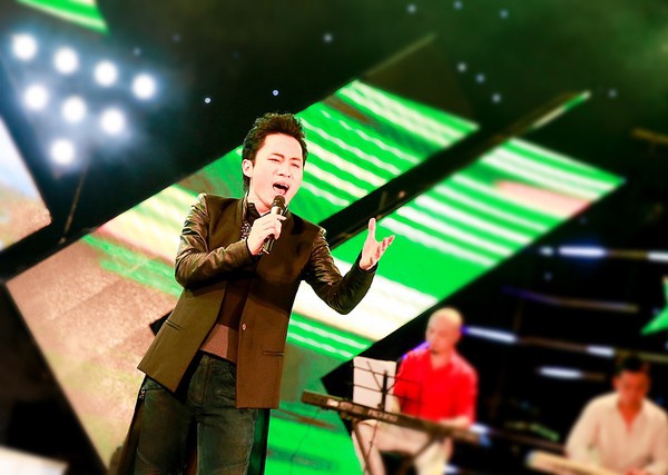 Tháng 11/2012, trong một bài phỏng vấn Tùng Dương chia sẻ về mối quan hệ tình cảm với một người phụ nữ hơn tuổi và đã có con tên là Giang Phạm. “Tôi là người cởi mở, không quan trọng việc cô ấy hay tôi có con trước mà ở những giá trị mình hiểu, cảm nhận và khắc ghi những gì tình yêu mang lại”- Tùng Dương chia sẻ. 